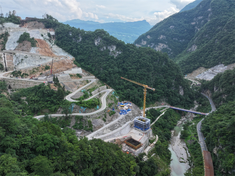 深V峡谷中的九畹溪特大桥施工。吴迪摄