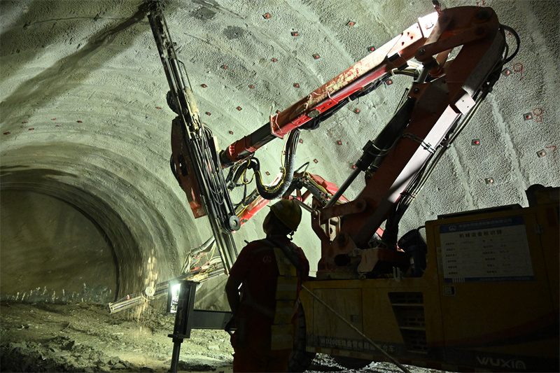 佛照山隧道内施工现场。吴迪摄