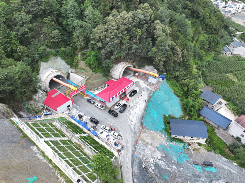 佛照山隧道入口“零开挖”。吴迪摄