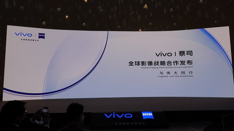 影像旗舰手机，为啥总被传言要和相机品牌“脱钩”