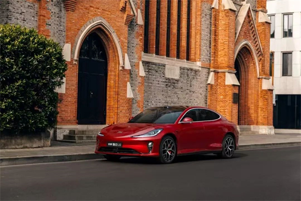 上汽用半年时间，展现出中国汽车“头雁”的变革伟力