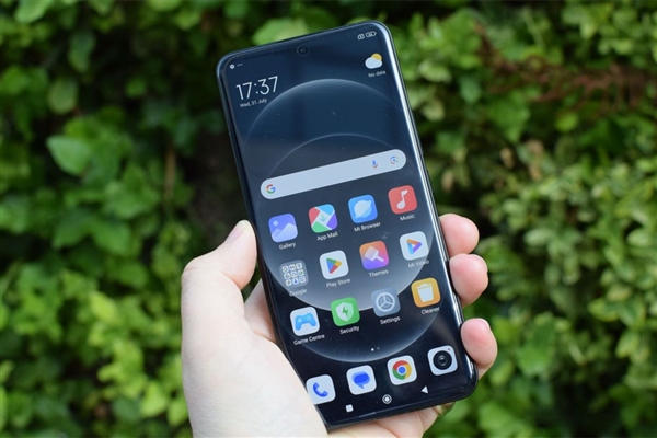 雷军开箱黑漆露铜版小米15 Ultra：真机不能乱摸致敬徕卡100周年