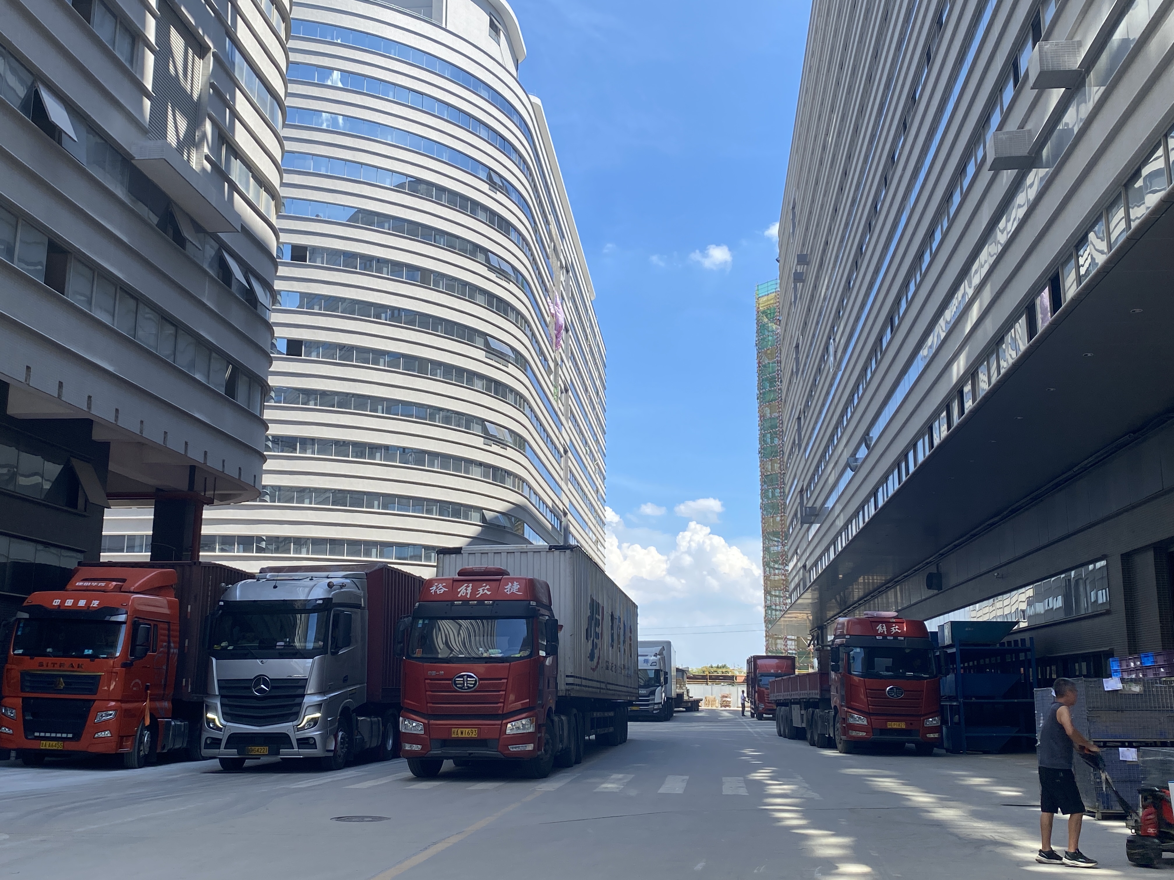 生产基地内等待货物上车的物流车。何治民摄