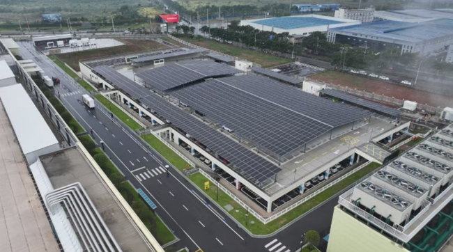 安装在厂房顶部的太阳能板。金堂县委宣传部供图