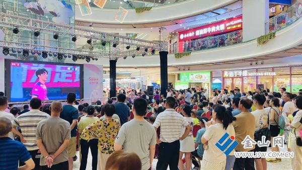 市民在“第二现场”观赛。图片由受访者提供