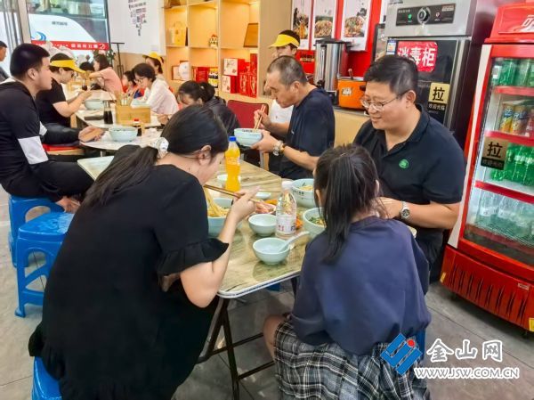 外地球迷品尝锅盖面。丁星摄