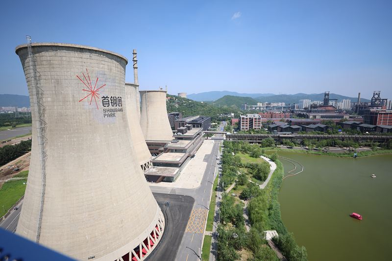 8月11日，从首钢滑雪大跳台俯瞰首钢园区。新京报记者王飞摄