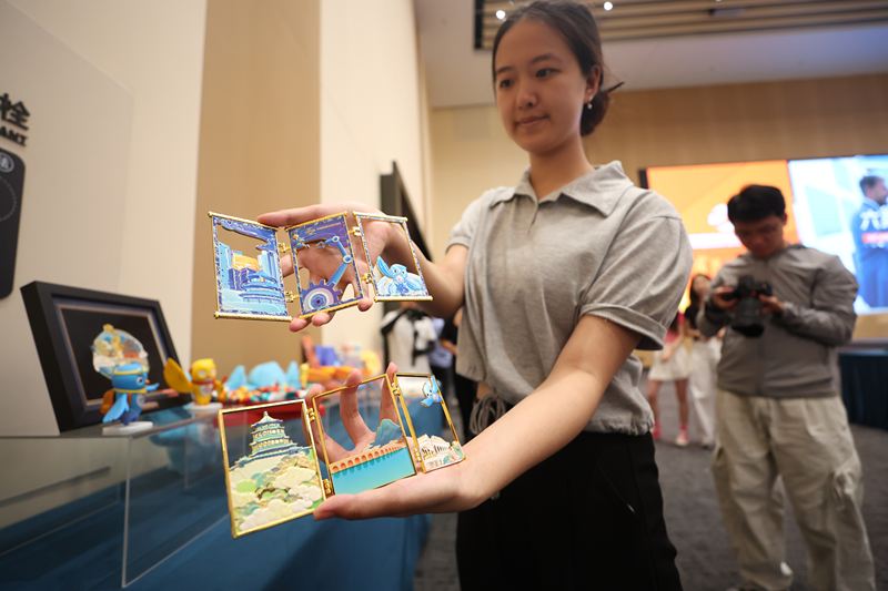 8月11日，首钢园，工作人员展示服贸会文创产品屏风冰箱贴。新京报记者王飞摄