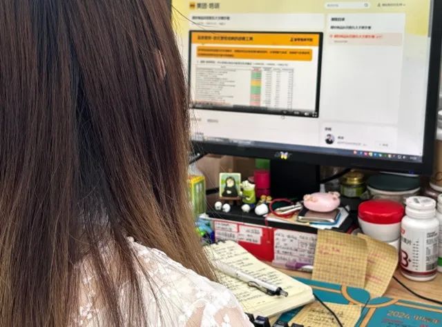 刘思淼正在学习美团培训课程