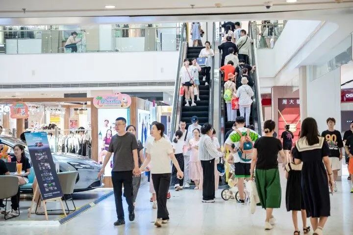 实施“服务业提升年”，消费活力竞相迸发。