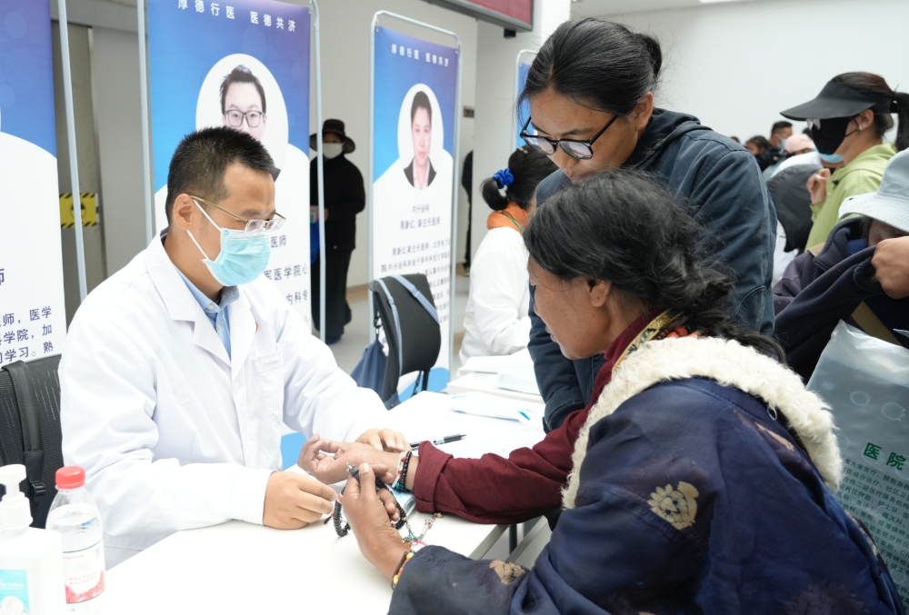 北京医疗专家为玛多县当地群众诊疗。雒文清摄