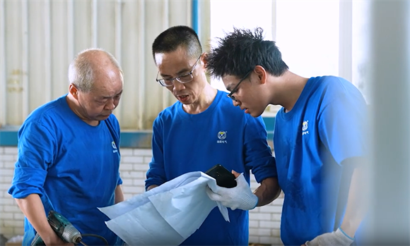 工作人员讨论技术问题。双福工业园供图第1眼TV-华龙网发