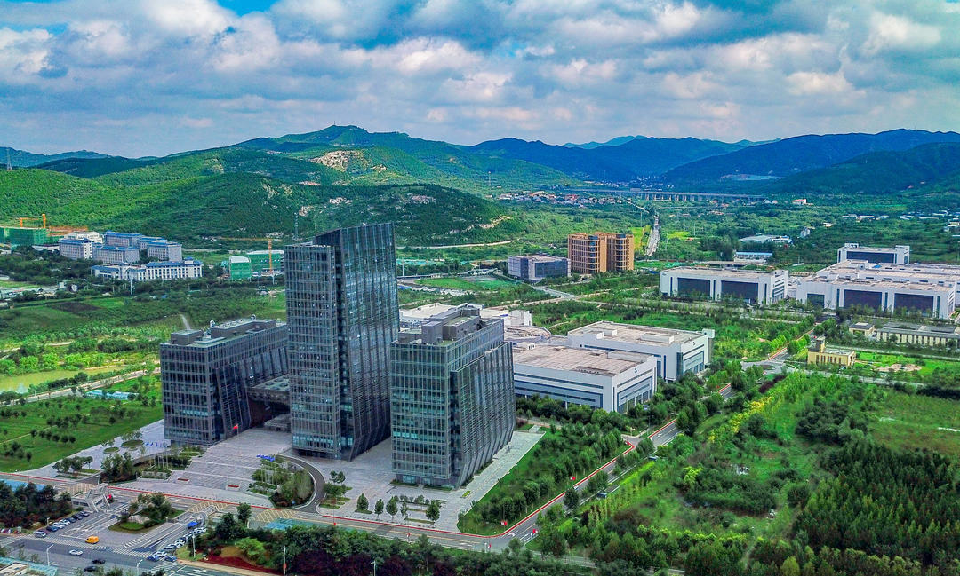 （齐鲁制药办公大楼及厂区一角，图源齐鲁制药官网）