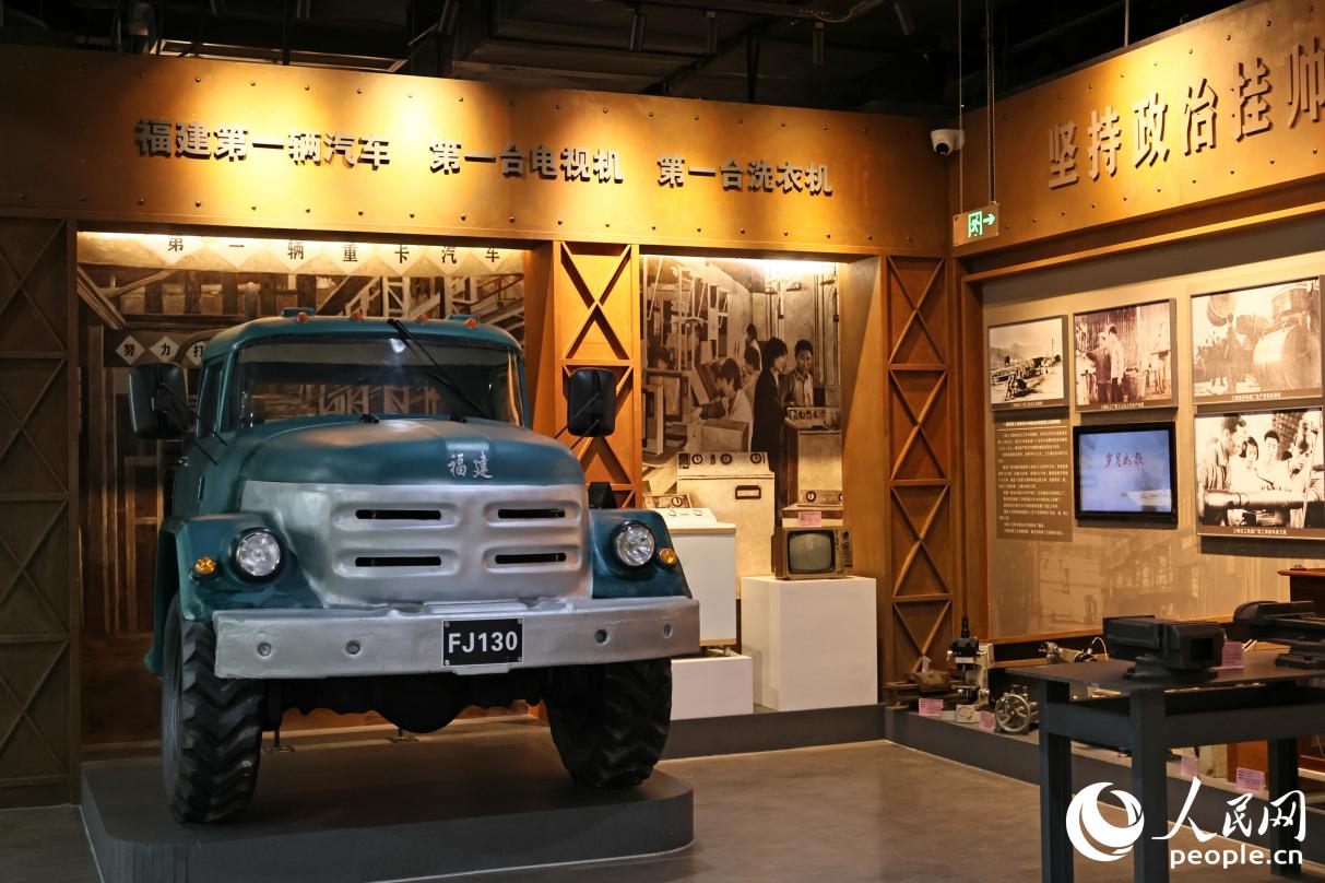 1958工业记忆馆内展出的福建第一辆汽车（模型）。人民网李昌乾摄