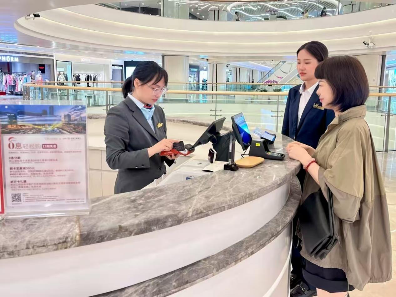 一名顾客正在参与武商集团推出的“0息轻松购”活动