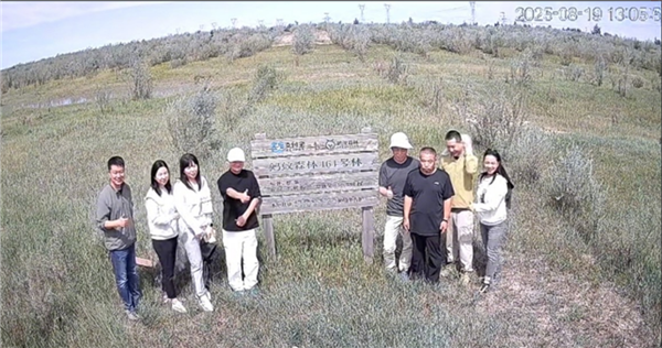 马云参观蚂蚁森林树已经长得比他高了他边吃西瓜边和种树人唠嗑