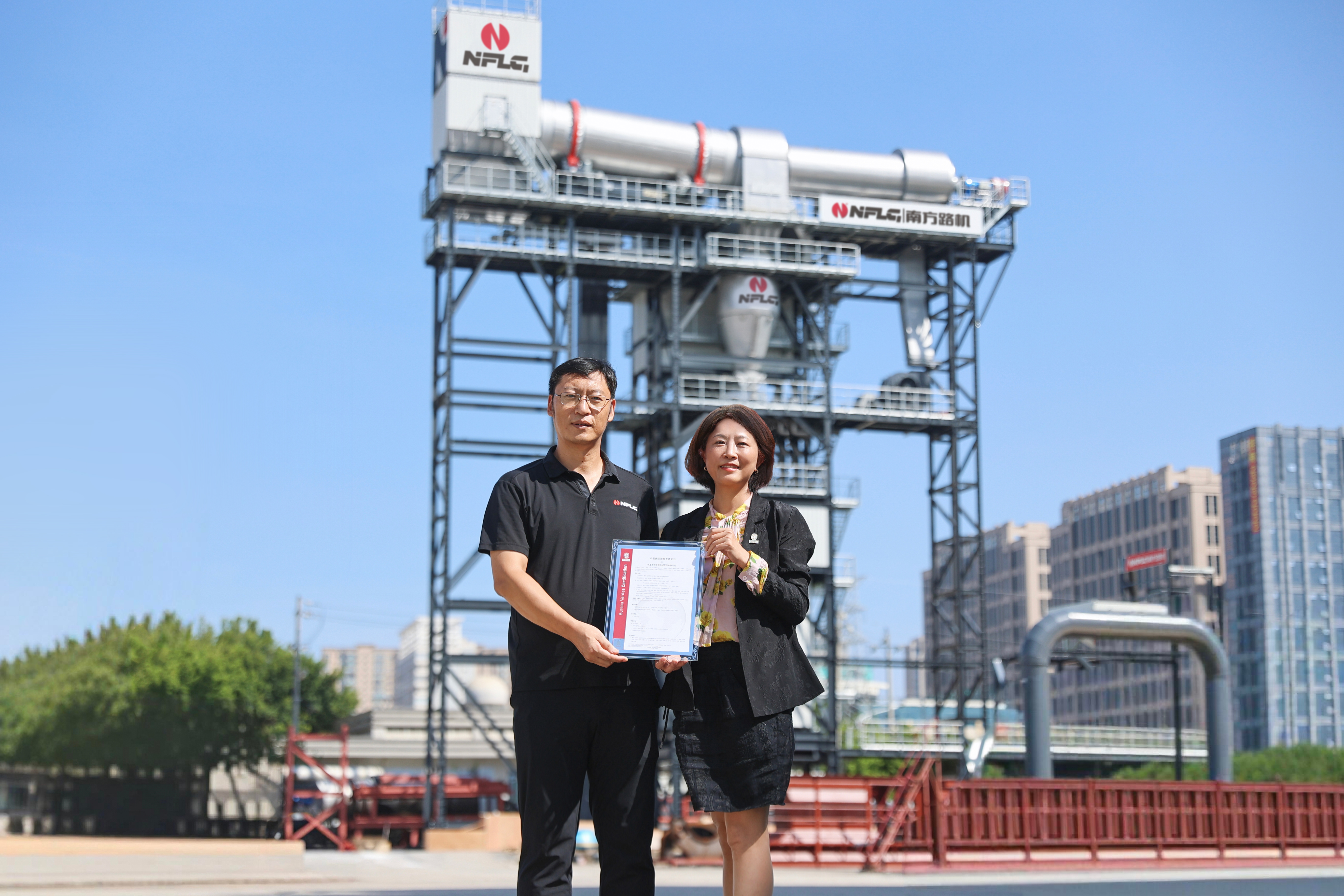 必维体系认证事业群南区总经理张妙音女士为南方路机颁发产品碳足迹核查证书