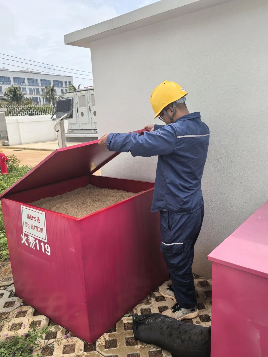临高珍金储能站工作人员在做防汛物资检查。.jpg