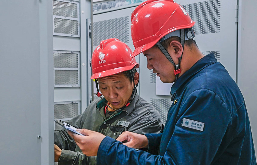 电力天路再升级拉萨换流站扩建工程全面竣工_fororder_进行二次设备调试