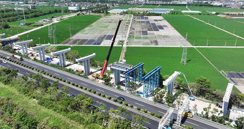 甬台温高速改扩建宁波北段项目首跨钢箱梁完成架设