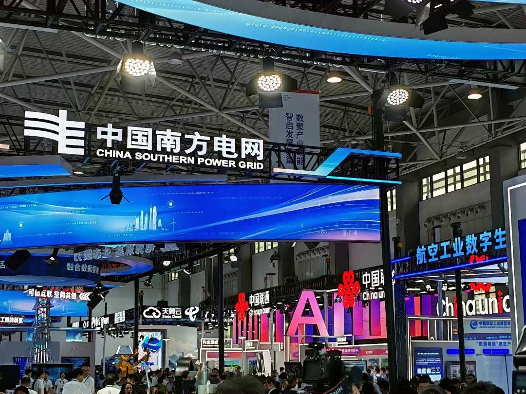 2025数博会展馆内，随处可见AI元素。吴秉泽摄