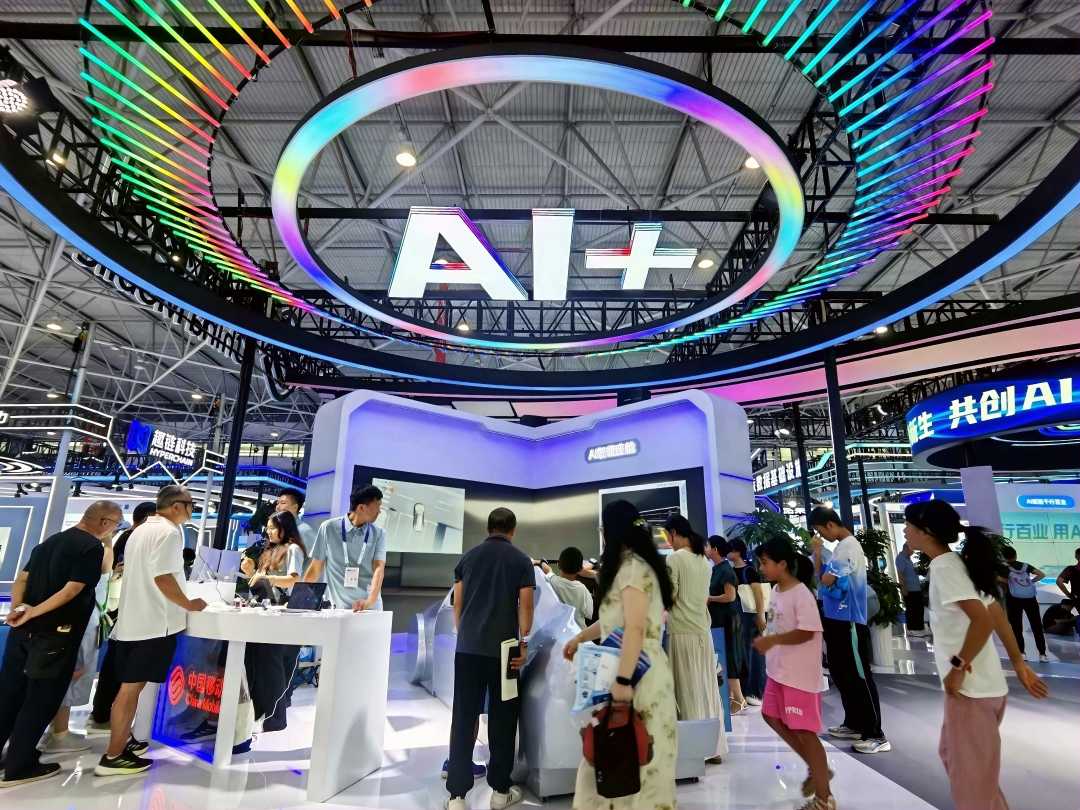 2025数博会期间，观众在体验人工智能产品。吴秉泽摄