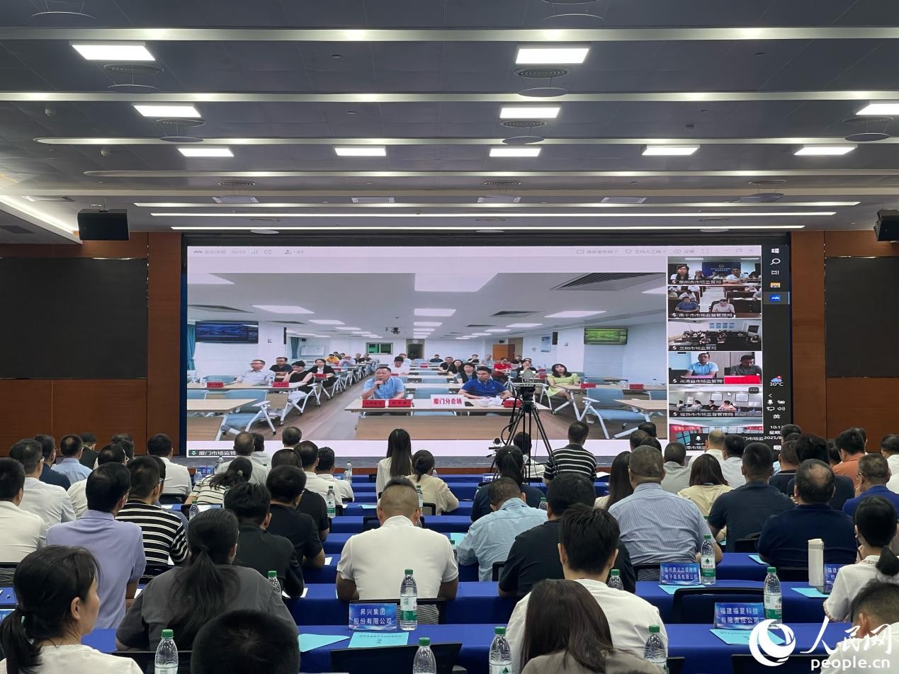 国际认证机构专家与企业现场互动，“一对一”解答企业提问。人民网谢星宇摄