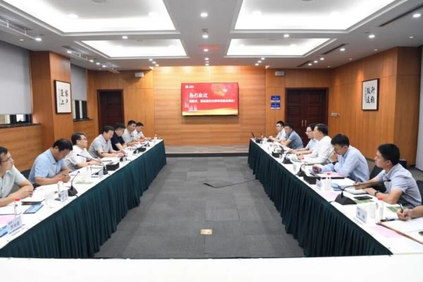 9月2日，信阳市政协副主席梁超、固始县委书记杨浩威带队到访苏美达。公司党委副书记陈峰，轻纺公司、公司党委工作部相关负责人参加座谈。
