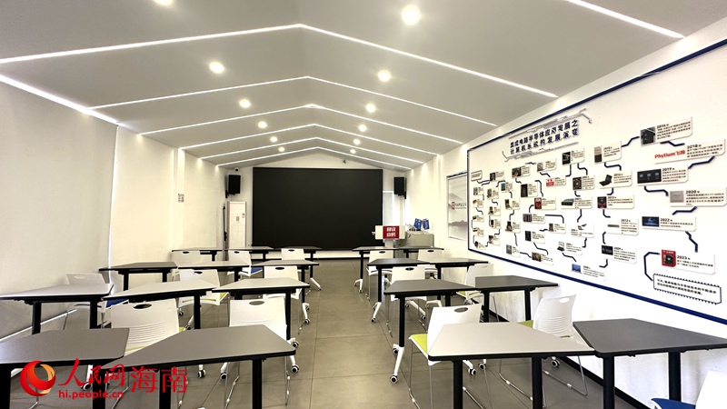中国电子赞助建立的海南省第一所半导体科普研学基地的多媒体教室。人民网记者符武平摄