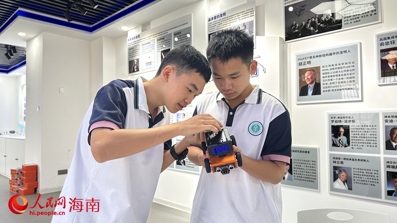 学生在实验室里调试寻迹小车。人民网记者符武平摄