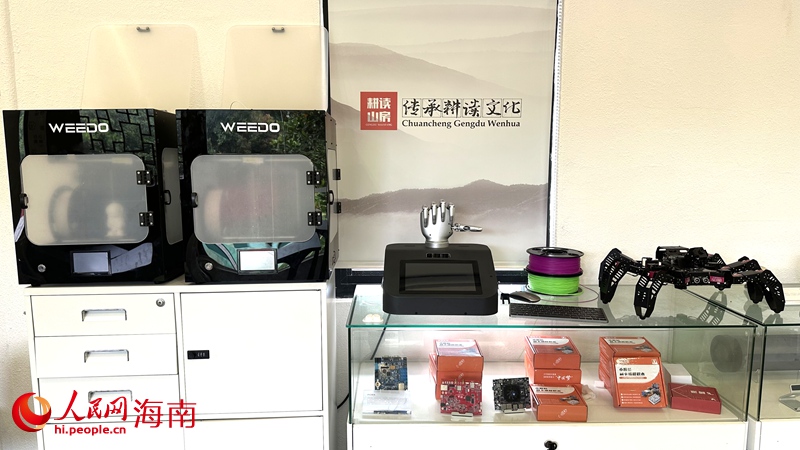 半导体科普研学基地里的先进科技设备。人民网记者符武平摄