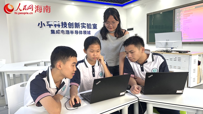 在“小平科技创新实验室”里，学生和老师一起做实验。人民网记者符武平摄