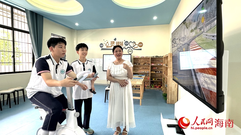 心理健康活动室里，学生和老师一起开启游戏互动。人民网记者符武平摄