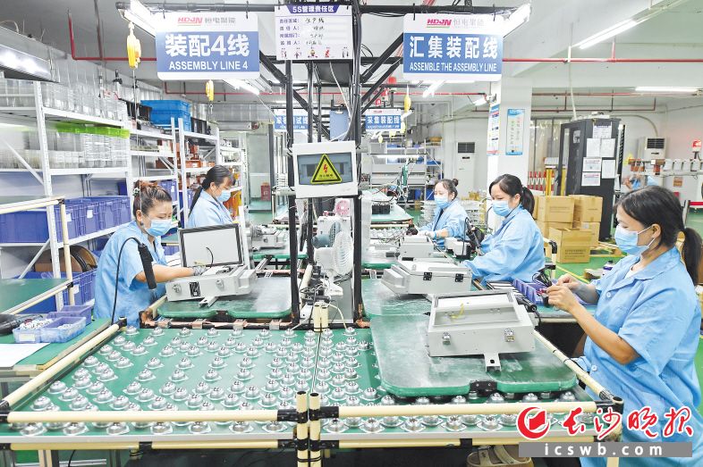 　　坐落于长沙经开区的恒电聚能在电力领域持续取得技术突破，智能配电网产品与有序充电解决方案均达到行业领先水平。　　长沙晚报全媒体记者王志伟摄