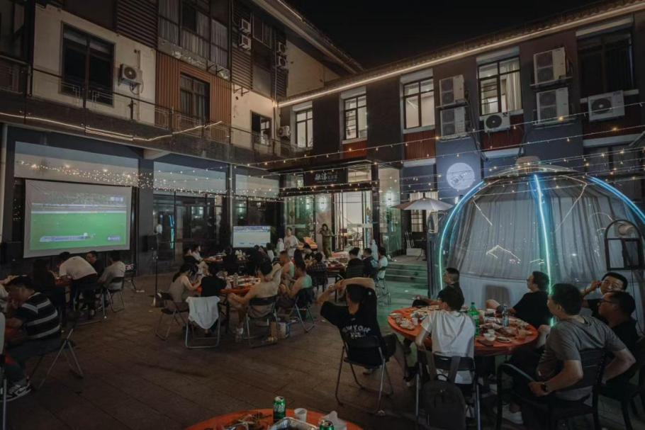 图为童总店外小院变身“苏超”第二现场