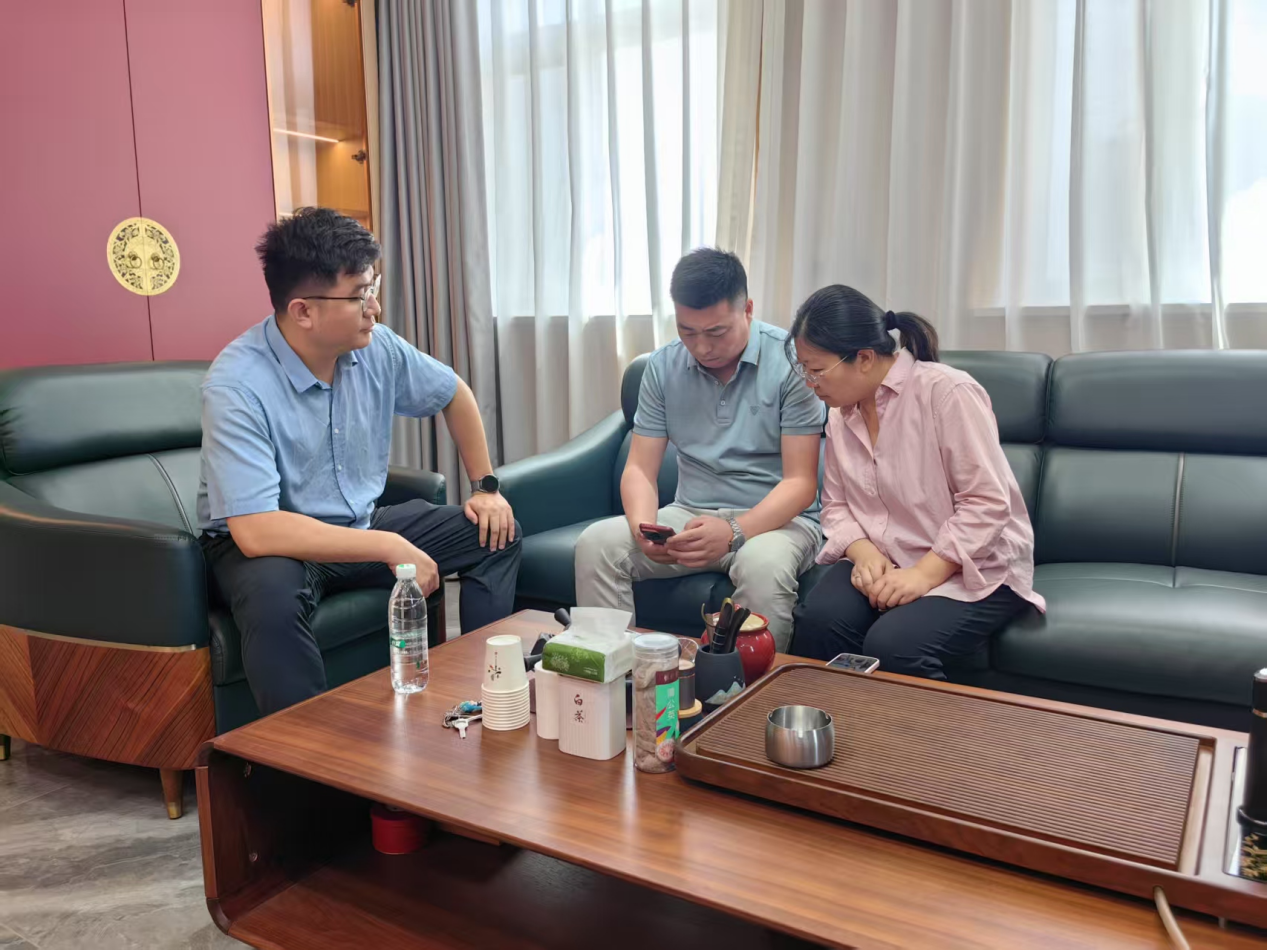 图为平安融易工作人员为宋总提供金融服务
