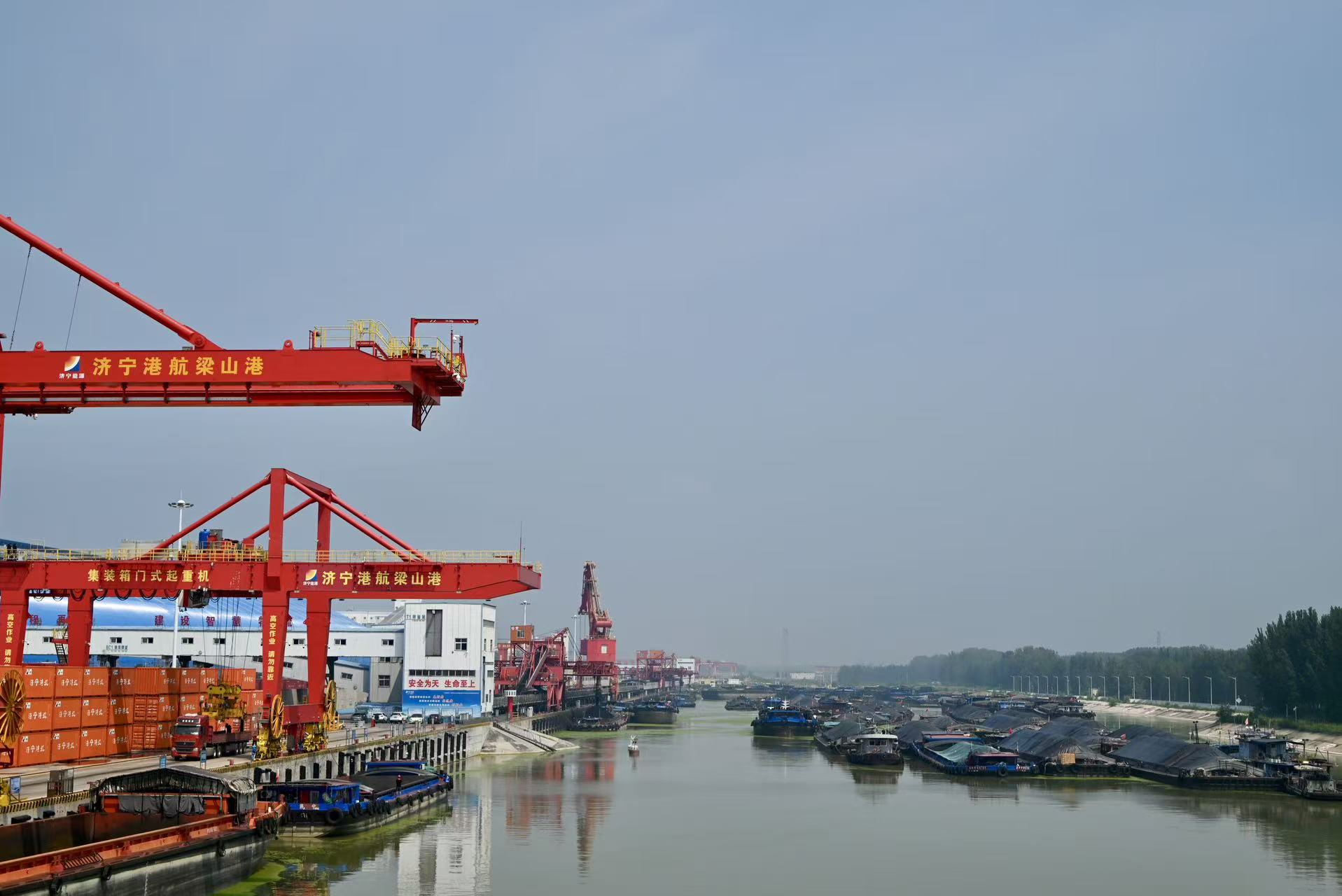 济宁梁山港、龙拱港、江北粮食物流园、智慧新钢临港智慧制造基地，财联社记者摄