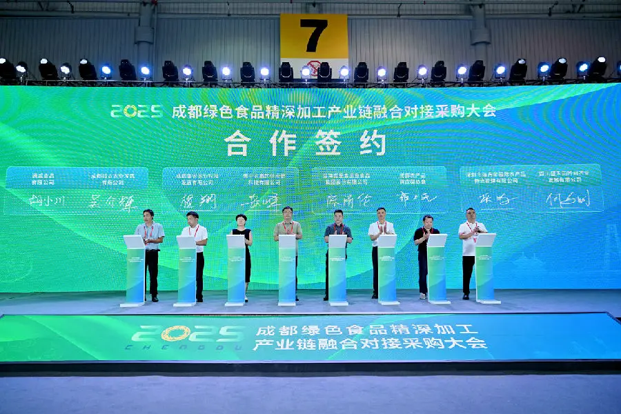 签约现场（戚原摄）