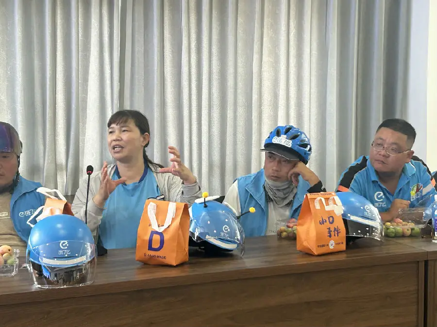 骑手发表意见和建议。（周赟摄）