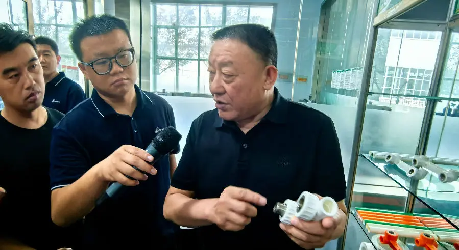 程田青代表向记者讲解产品特性（席兆平摄）