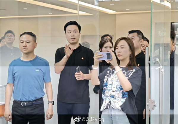 小米16系列真机亮相：横向大相机模组梦回小米11 Ultra