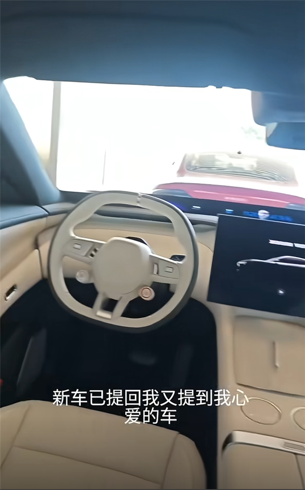 小米YU7被水泥罐车撞毁车主火速晒出新车：不是小米送的