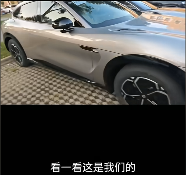 小米YU7被水泥罐车撞毁车主火速晒出新车：不是小米送的