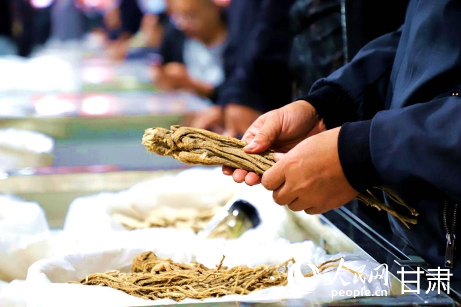 交易市场内的优质中药材备受备受广大客商青睐。人民网记者高翔摄