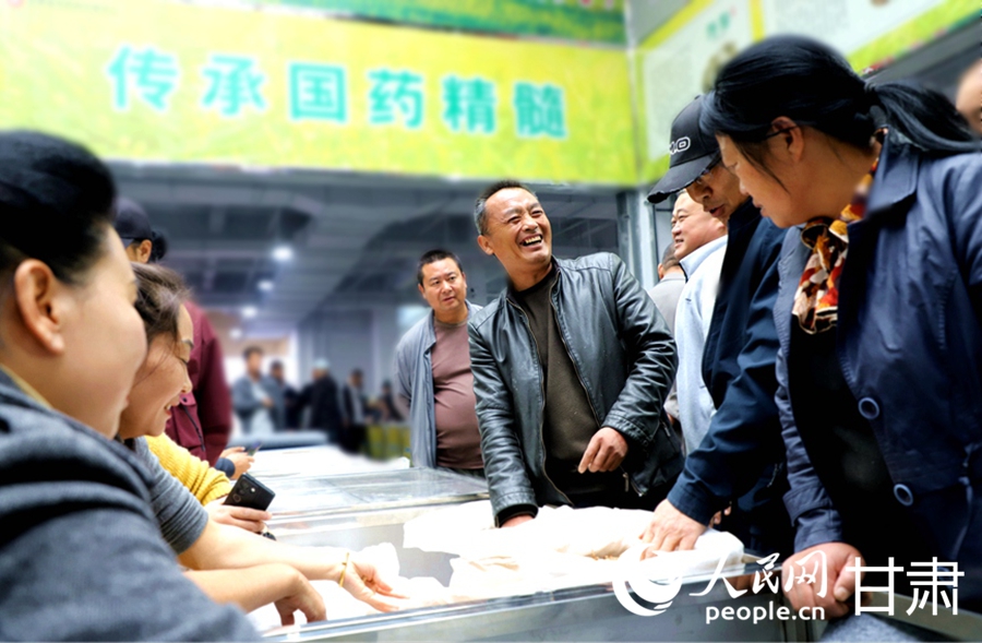 客商正在挑选优质中药材。人民网记者高翔摄