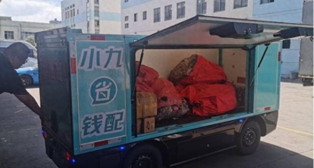 中通快递昆山吴淞江网点无人物流车。董红艳/摄