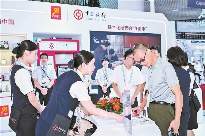 中国银行工作人员为参会者介绍特色金融服务。