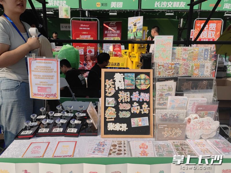 本次市集设置了湖湘美食、新消费品牌、文创非遗三大展区