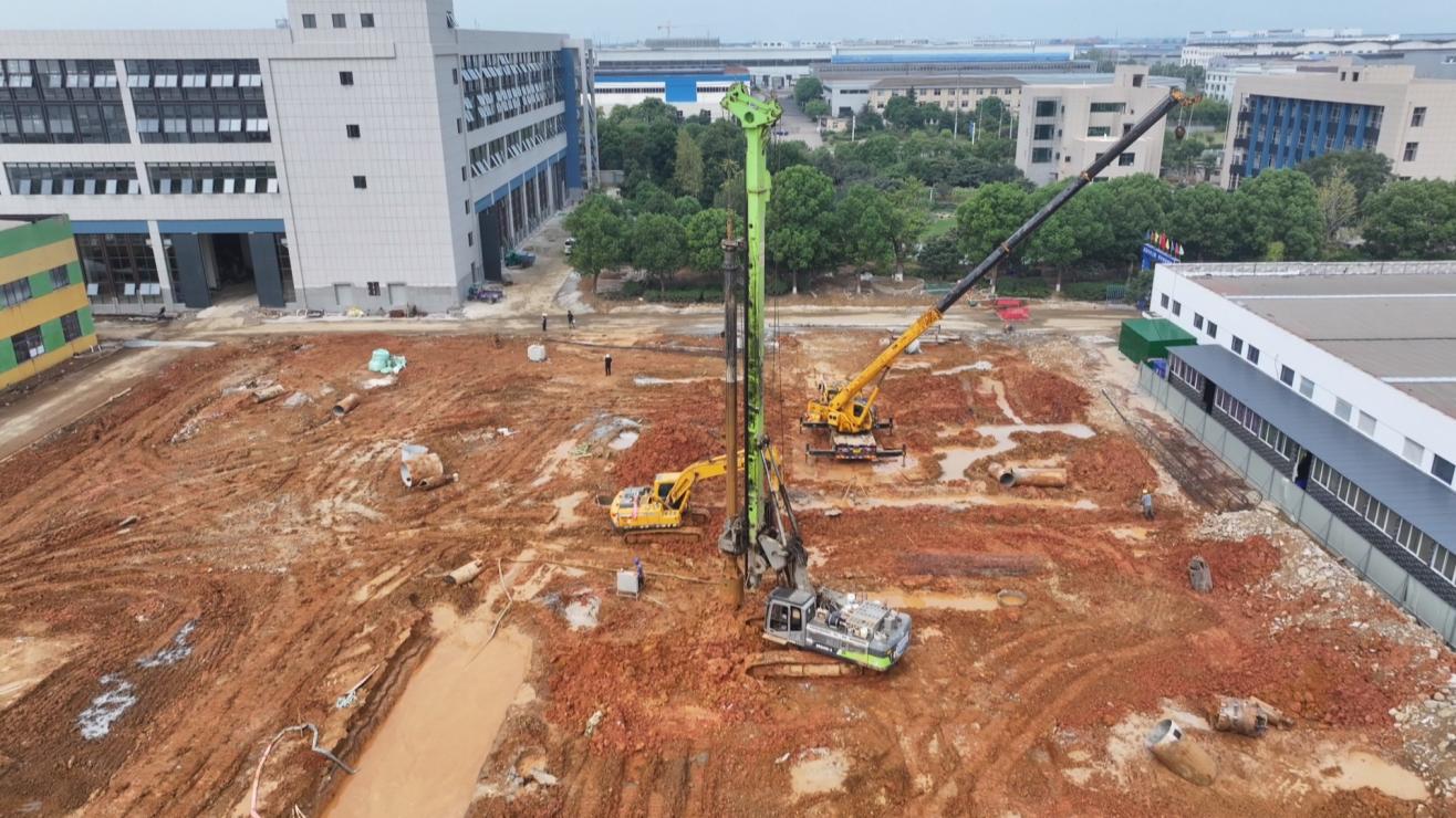 企业6号厂房建设基地，项目建设现场一片火热。