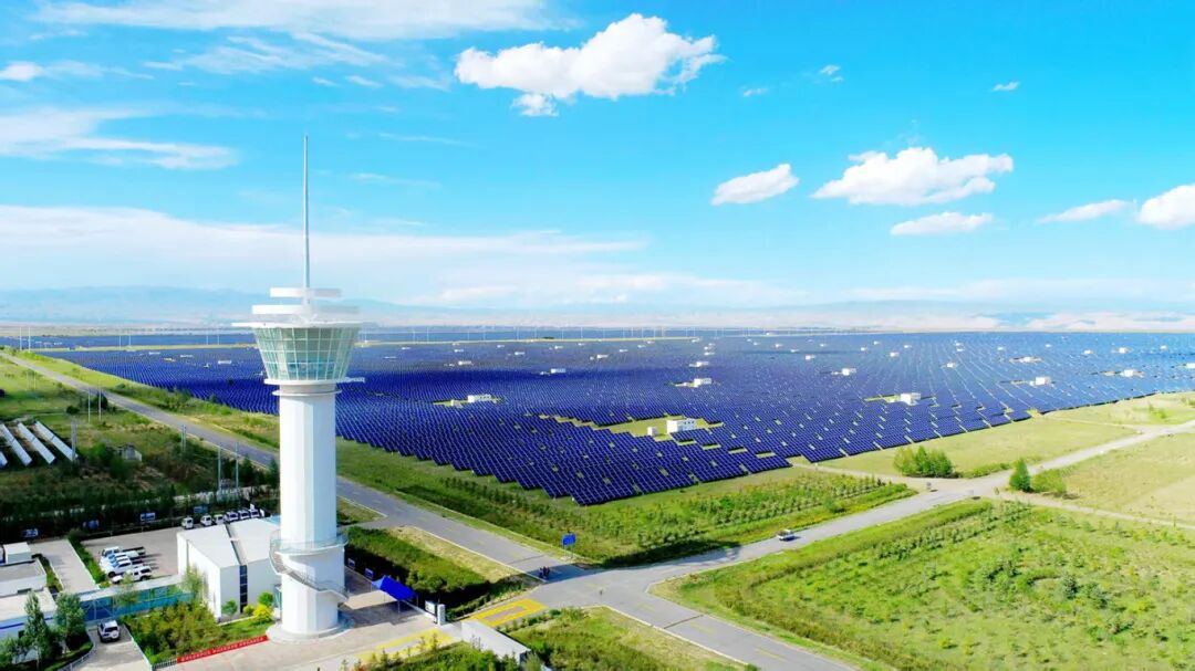 青海省海南共和千万千瓦级可再生能源基地光伏发电产业园。王国栋-摄.jpg
